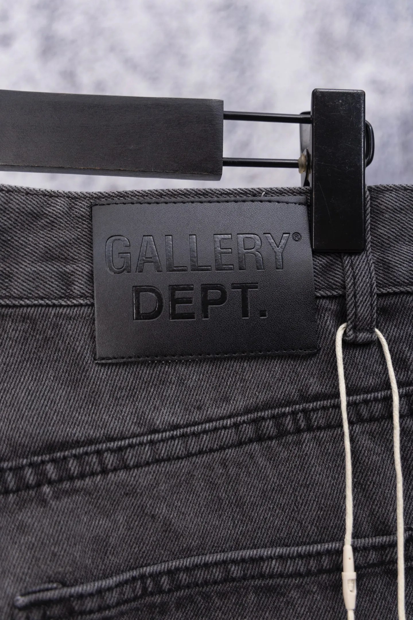 💰270 GALLERY DEPT. Vintage multi-leather splicing cross loose washed flared jeans to truly restore the ultimate texture of Vintage. Original hardware accessories, washed and other elevators, QR code analysis are all purchased from the original factory, high degree of restoration, you are welcome to compare the products~ Three-dimensional version Loose and comfortable, not picky about the figure, taller and slimmer, factory Seiko, original factory quality control, same style for men and women, can be matched with couples, versatile recommendation, must-have jeans for all seasons Size: 28-30-32-34 Color: blue gray